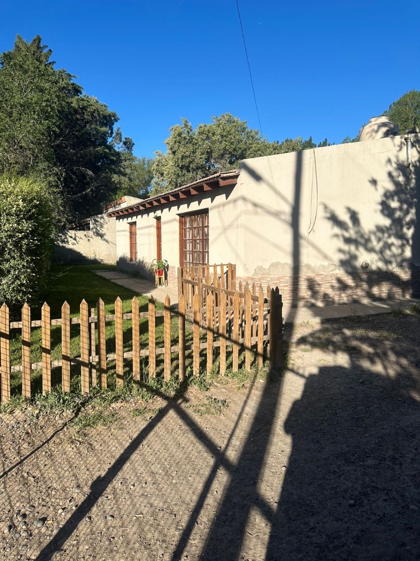 Frente de la casa con cerquita de madera