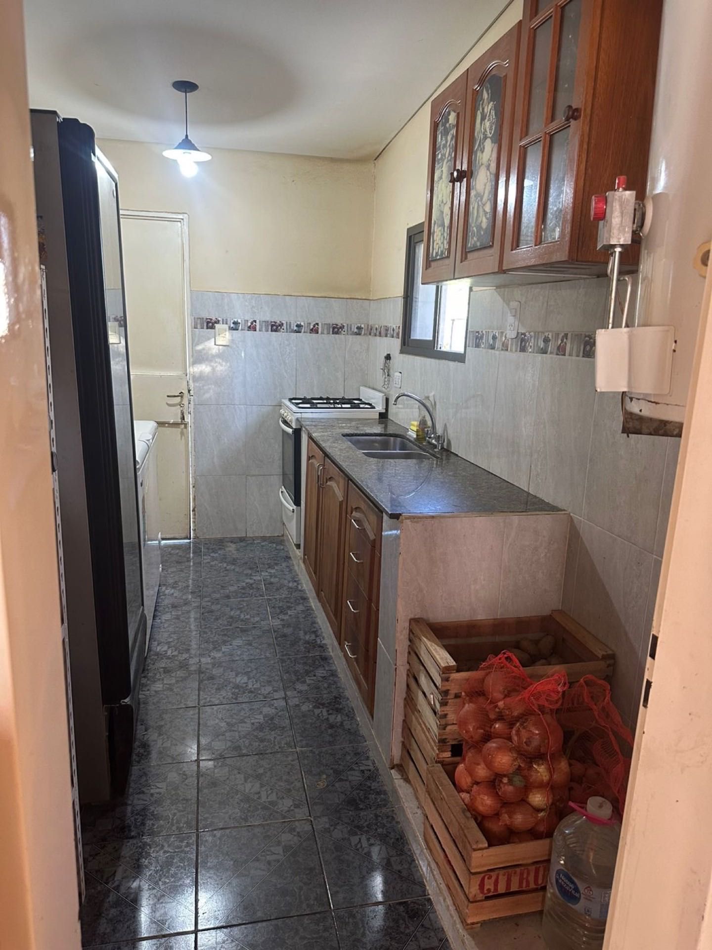 Cocina con alacenas de madera