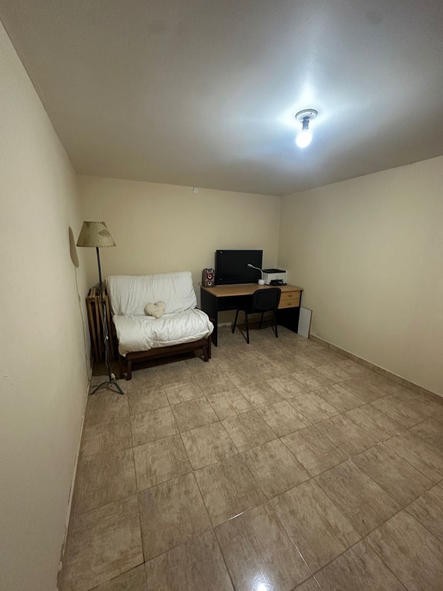 Ambiente luminoso con piso cerámico