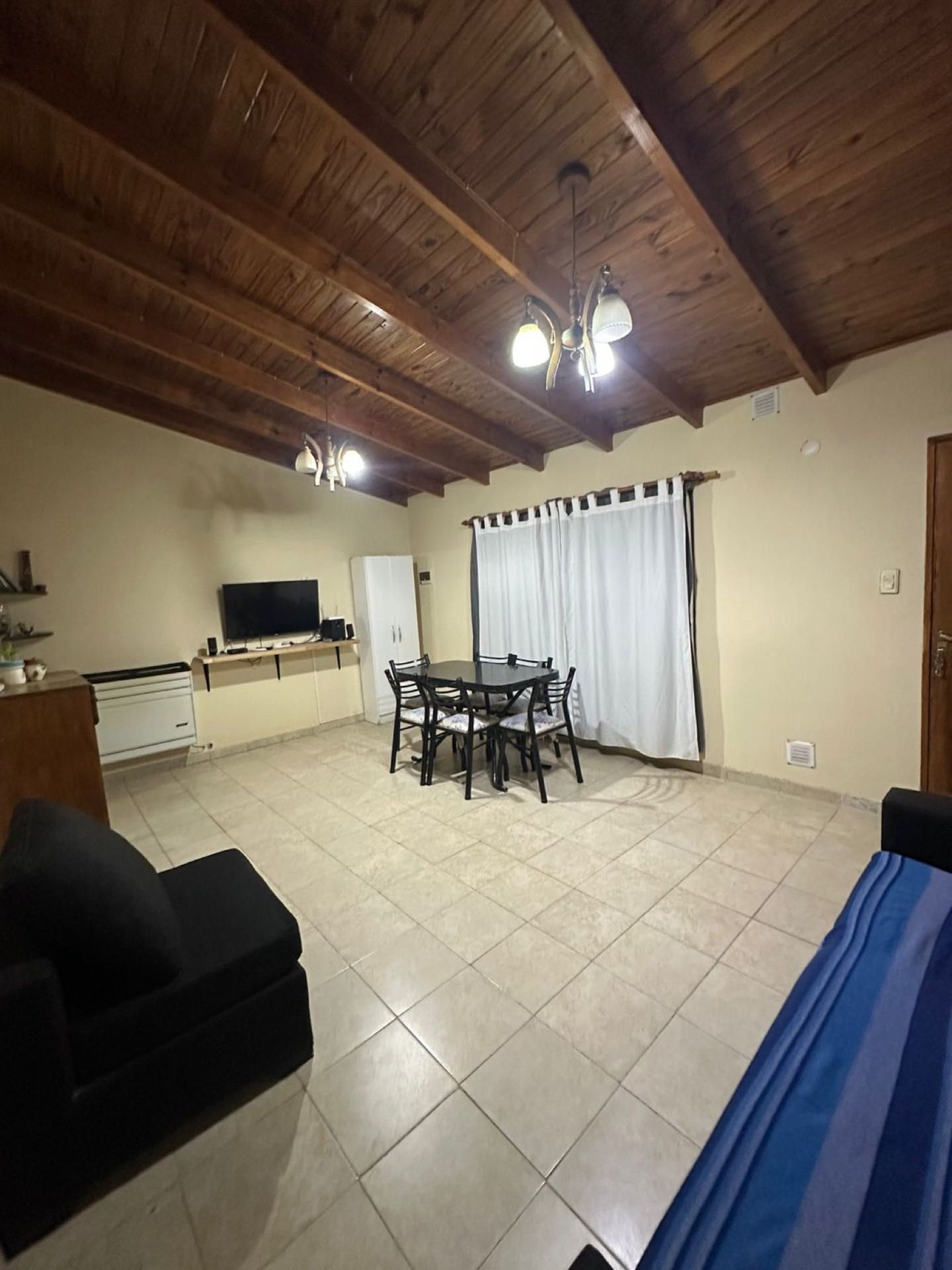 Living comedor con techo de vigas de madera