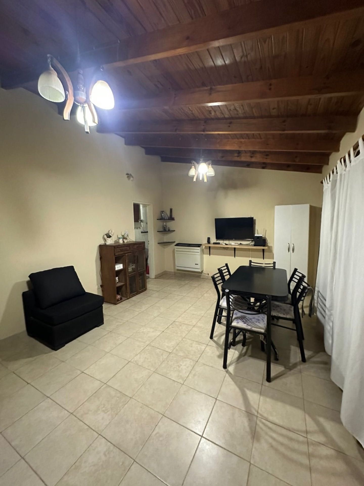 Comedor y estar con techo de madera