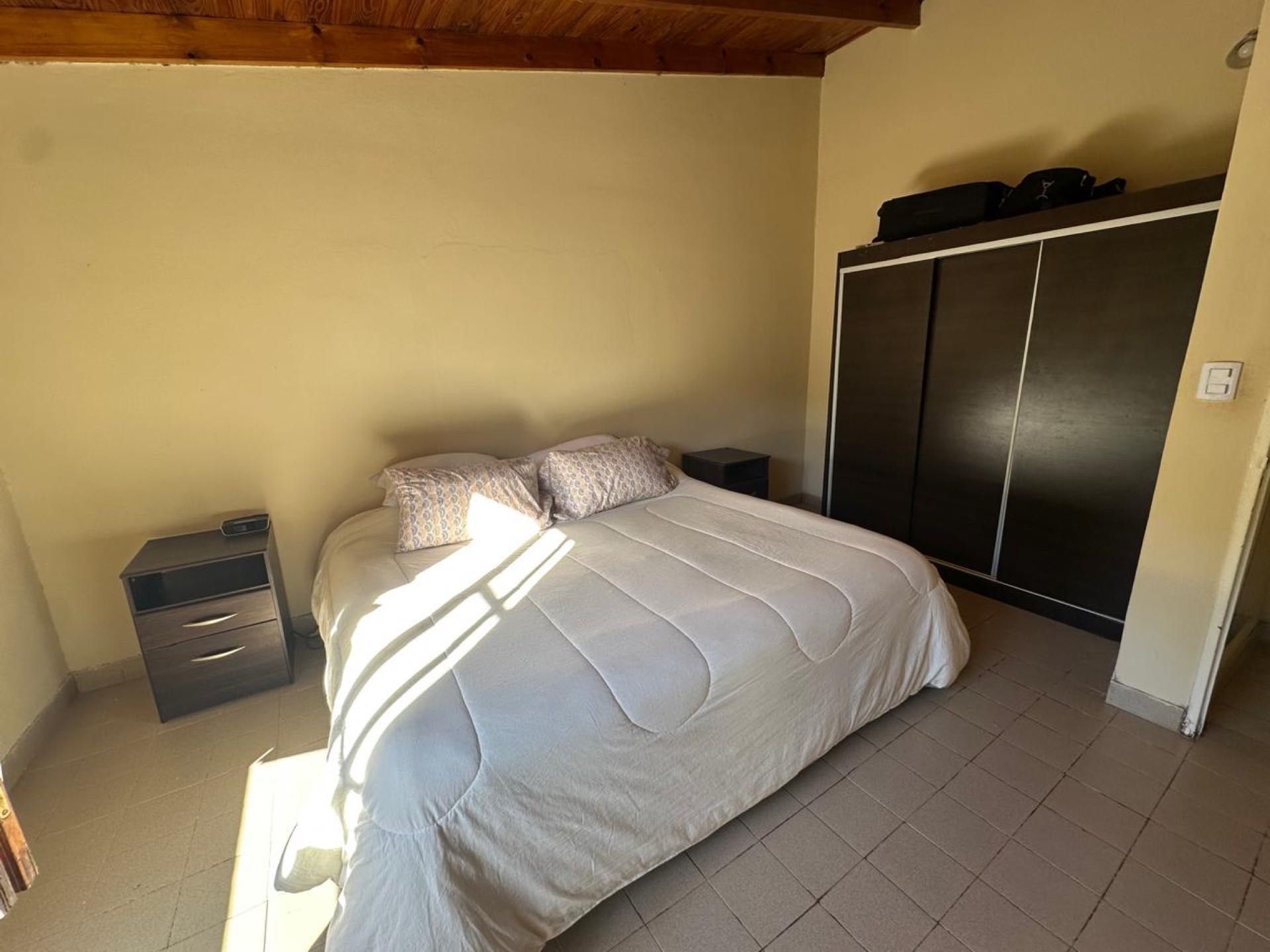 Dormitorio con cama y placard