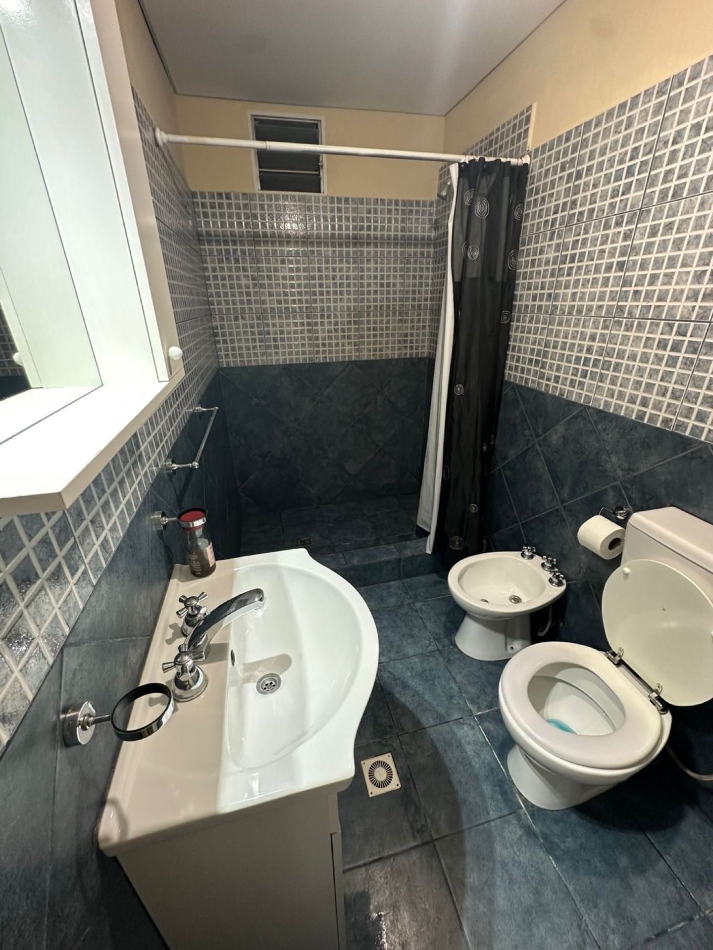 Baño con vanitory y ducha